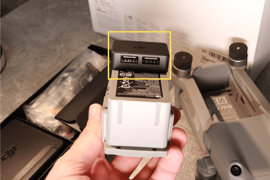 Der Akku der DJI Air 2S Drohne wird mit einem kleinen Aufsatz Tool zu einer Powerbank.